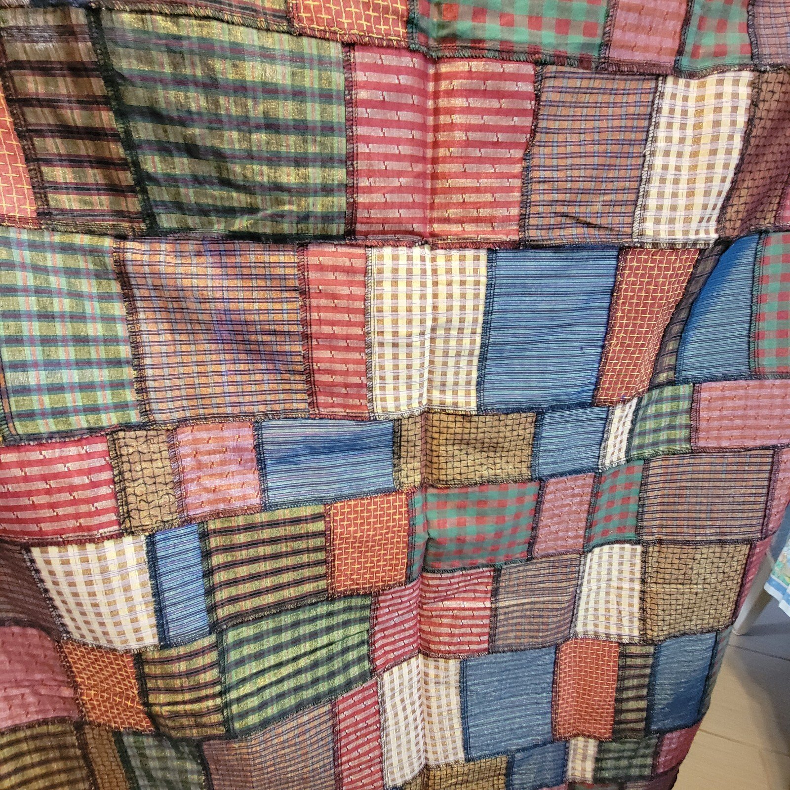 Charming Vtg Quilt Lightweight PolyCotton with Metallic threads 44"x60' - Image 2