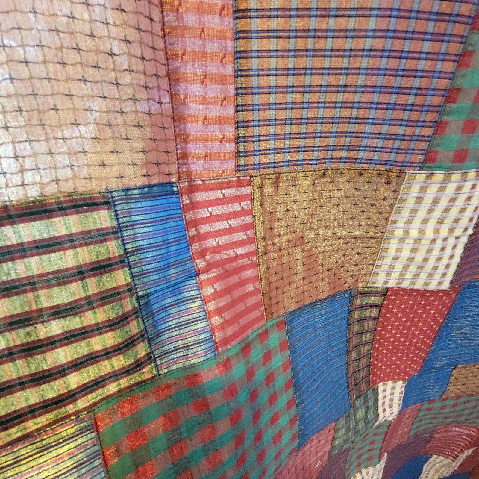 Charming Vtg Quilt Lightweight PolyCotton with Metallic threads 44"x60' - Image 3