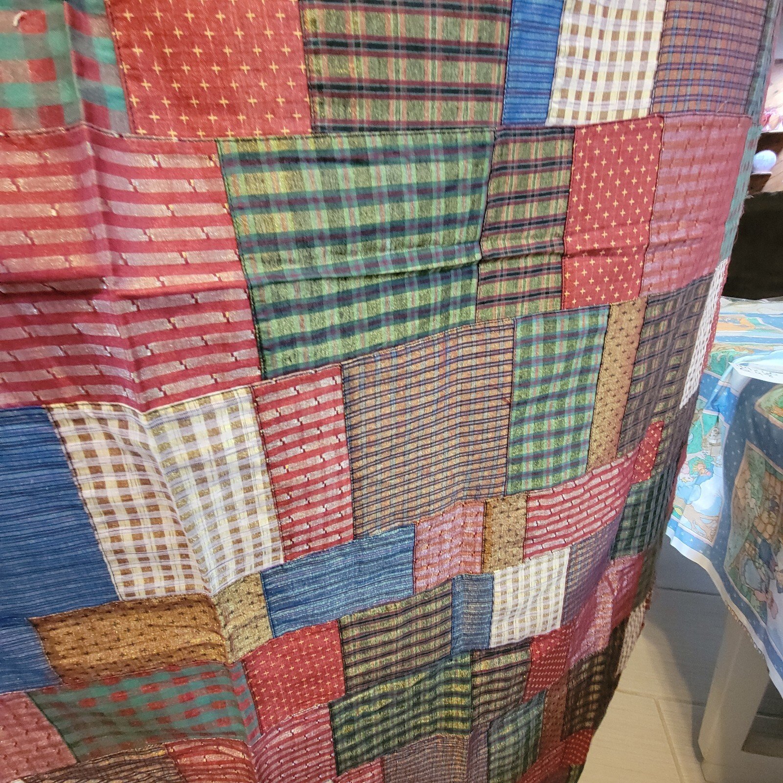 Charming Vtg Quilt Lightweight PolyCotton with Metallic threads 44"x60' - Image 5