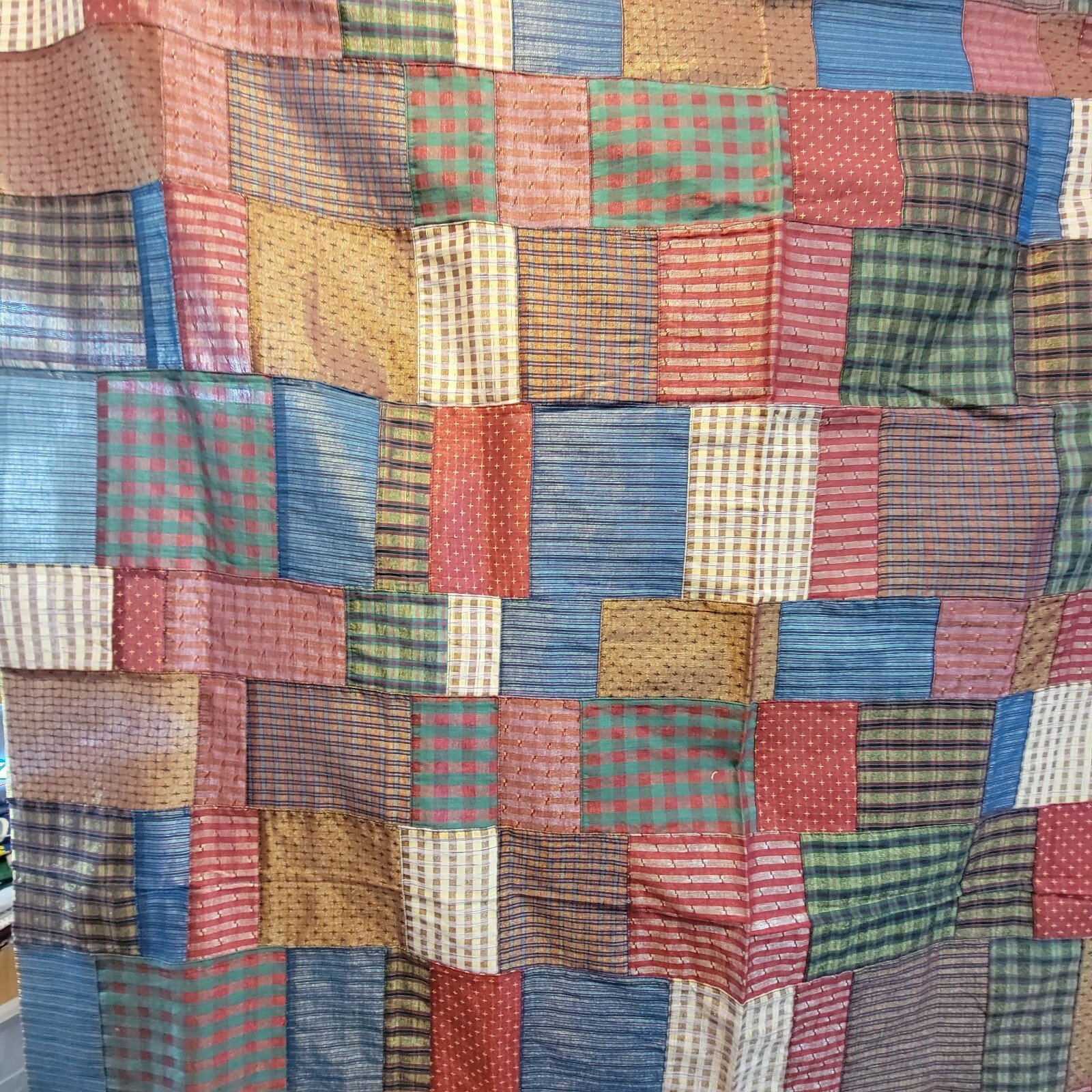 Charming Vtg Quilt Lightweight PolyCotton with Metallic threads 44"x60' - Image 6